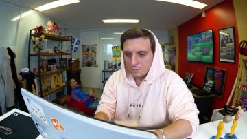 The sweat of McFly (McFly et Carlito) in the YouTube video WE will show YOU OUR TRUE SALARY