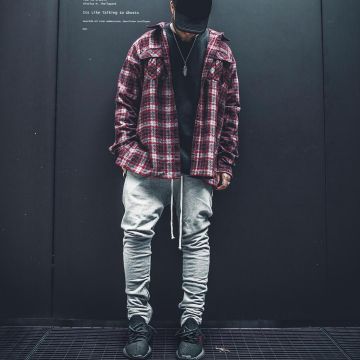 Sneakers black Adidas Yeezy Boost 350 V2 "Bred" of the influencer Niklas Woyt on his Instagram (@ezcape)