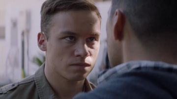 The surchemise brown Joshua Cody aka "J" (Finn Cole) in the Animal Kingdom