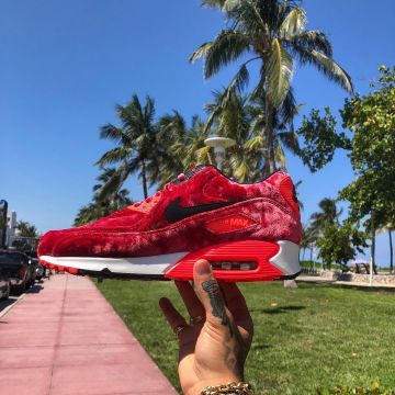 les sneakers nike  rouge en velours vues sur le compte Instagram de Swaggy