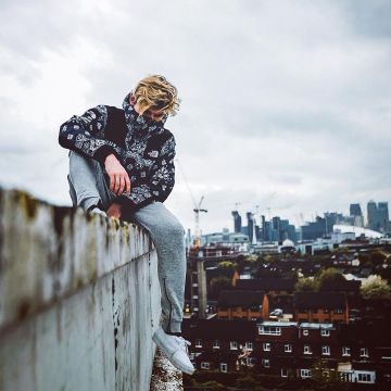 Zapatillas vans auténticas blancas vistas en la cuenta de Instagram de Ben Maclean