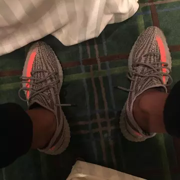 The ADIDAS YEEZY BOOST 350 V2 gris orange of Shareef O'neal on his account Instagram