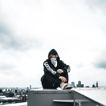 las zapatillas blancas y negras De La 95 Reedición "(niebla) Miedo de Dios" vistas en la cuenta de Instagram de Ben Maclean