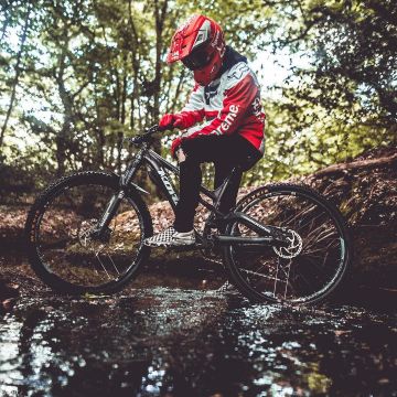 Vans Slip On Zapatillas clásicas de tablero de ajedrez blanco y negro vistas en la cuenta de Instagram de Ben Maclean