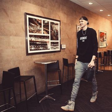 Les sneakers blanches Adidas Yeezy Boost 750 de Kristaps Porzingis dans un hall sur Instagram