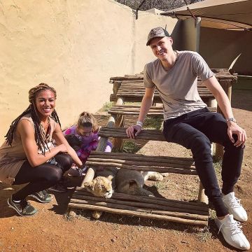Zapatillas Adidas Yeezy Boost 350 V2 "crema" vistas en la cuenta de Instagram de Kristaps Porzingis)