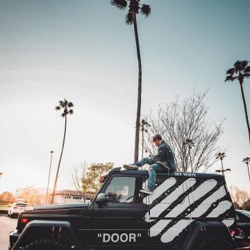 las zapatillas blancas y negras De La 95 Reedición "(niebla) Miedo de Dios" vistas en la cuenta de Instagram de Ben Maclean