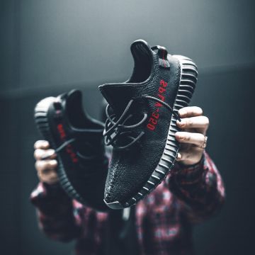 Sneakers black Adidas Yeezy Boost 350 V2 "Bred" of the influencer Niklas Woyt on his Instagram (@ezcape)