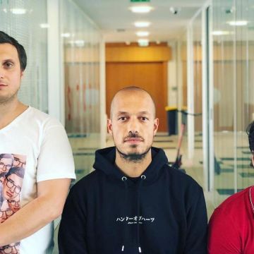 La sudadera con capucha negra que carlito lleva en su publicación de Instagram