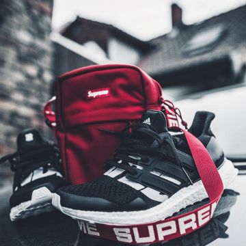 The black sneakers and white Adidas Ultraboost Undftd "undefeated" of the influencer Niklas Woyt on his Instagram (@ezcape)