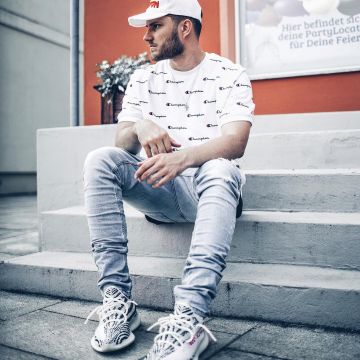 Sneakers white printed zebra Adidas Yeezy Boost 350 V2 "Zebra" of the influencer Niklas Woyt on his Instagram (@ezcape)