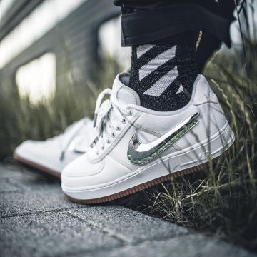 The white sneakers Nike Air Force 1 Low "Travis Scott" of the influencer Niklas Woyt on his Instagram (@ezcape)
