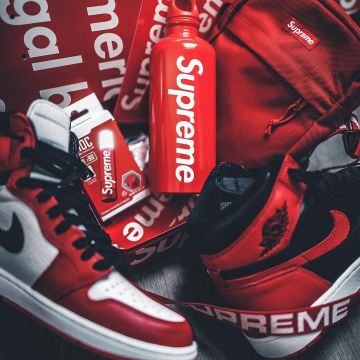 The sneakers black and red Nike Air Jordan 1 Retro "homage To Home" Niklas Woyt on his Instagram (@ezcape)