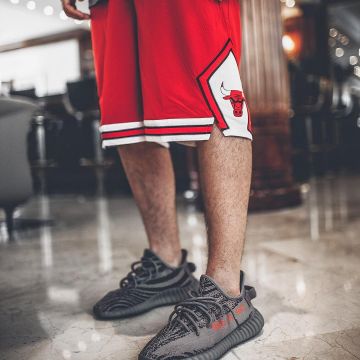 Sneakers black Yeezy Boost 350 v2 Beluga 2.0 of the influencer Niklas Woyt on Instagram (@ezcape)