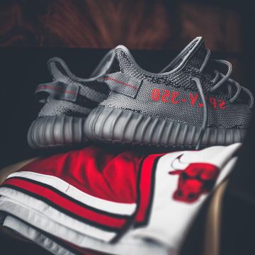 The sneakers grey Yeezy Boost 350 v2 Beluga 2.0 of the influencer Niklas Woyt on Instagram (@ezcape)