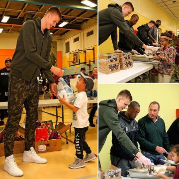 Zapatillas Nike Air Jordan 1 blancas de Kristaps Porzingis firmando autógrafos en su cuenta de instagram