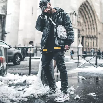 Baskets blanches imprimés zèbre Adidas Yeezy Boost 350 V2 "Zebra" de l'in­fluen­ceur Nik­las Woyt sur son Ins­ta­gram (@ez­cape)