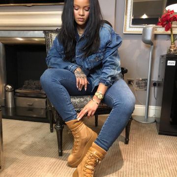 Rihanna Fenty Puma plongée bottes sur son Instagram compte