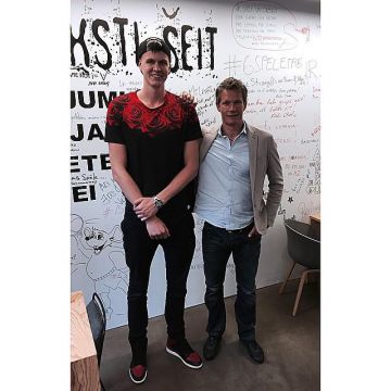 Las zapatillas rojas y negras Nike Air Jordan 1 Retro High Og "criadas" por Kristaps Porzingis en su cuenta de instagram