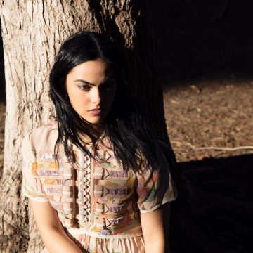 El vestido de Coach visto en la cuenta de Instagram de Camila Mendes