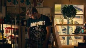 La camiseta negra de los Ramones que lleva Hunter Strawberry (Alex Roe) en Hot Summer Nights