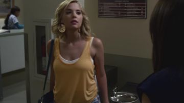 Camiseta sin mangas naranja de Hanna Marin (Ashley Benson) en Pretty Little Liars S03E06