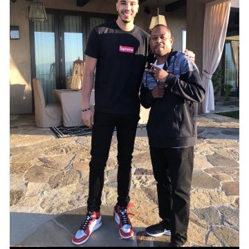 sneakers nike Air Jordan 1 red and white seen on the account Instagram of JAYSON TATUM