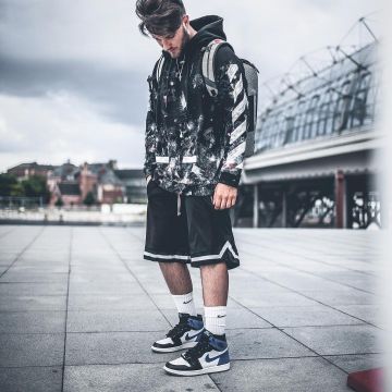 Sneakers white and purple Nike Air Jordan 1 Retro High - "Blue Moon" of Niklas Woyt on his Instagram (@ezcape)