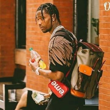 el louis vuitton x supreme saccoche rojo visto en la cuenta de Instagram de FitRotation