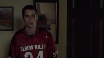 Le maillot Adidas de football américain de Beacon Hills porté par Stiles Stilinski (Dylan O'Brien) dans Teen Wolf S02E12