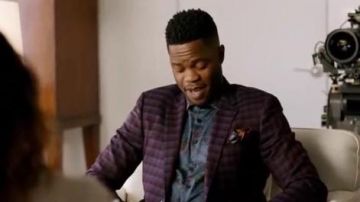 La chemise Etro bleue de Jeff Colby (Sam Adegoke) dans Dynastie S01E16