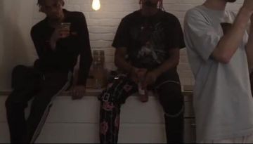 Los pantalones impresos de Youv Dee en su video musical Es mejor