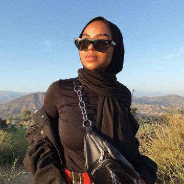 The bomber jacket in black jeans worn by Shahd Batal on his account Instagram