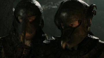 The replica of the helmet of the Orc that Frodo (Elijah Wood) door to escape with Sam in The lord of the rings : the return of The King