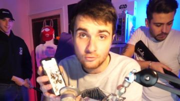 The smartphone iPhone X Apple-presented by Amixem in the YouTube video MY SUBSCRIBERS are TRYING TO BREAK MY IPHONE X !