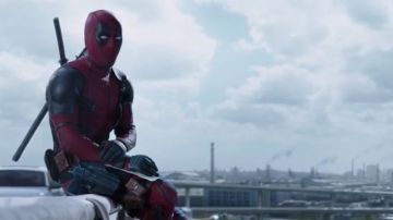 La réplique du costume de Deadpool de Wade Wilson (Ryan Reynolds) dans Deadpool