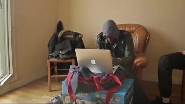 The Apple MacBook Air laptop 13 in the clip of NLP "The little voice"