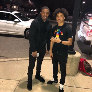 El par de Adidas Yeezy Boost 750 que lleva Isaiah Washington en su cuenta de Instagram