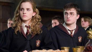 La robe de sorcier portée par Harry Potter (Daniel Radcliffe) dans Harry Potter et l'ordre du Phoenix