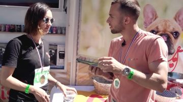 Le t-shirt rose "If It Floats" Luke Pel­le­tier de Squeezie dans sa vidéo YouTube JE TESTE LE PHYSIQUE DE MON CHIEN