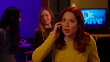 Le pull jaune torsadé de Ellie Kemper dans Unbreakable Kimmy Schmidt.