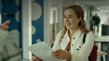 La veste blanche en jean de Alba August dans Rains.
