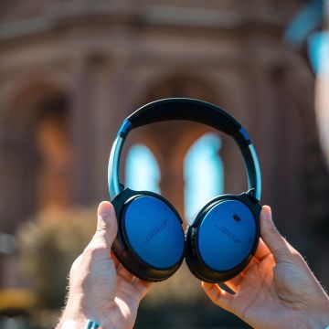 bose qc35 door on the account instagram of jojol