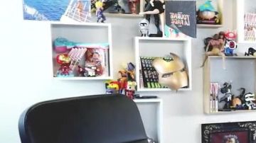 La figura de Funko Pop Iron Man en el video de YouTube UNA HISTORIA PARANORMAL ... por Squeezie