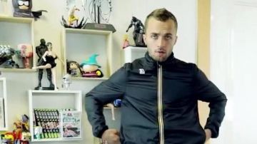 Le figurine de Cartman dans la vidéo YouTube UNE AFFAIRE INQUIÉTANTE.. de Squeezie