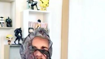 The figurine Funko Pop Naruto Kurama in the YouTube video WE BROKE AKINATOR ! of Squeezie