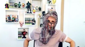 The figurine Korosensei in the YouTube video WE BROKE AKINATOR ! of Squeezie