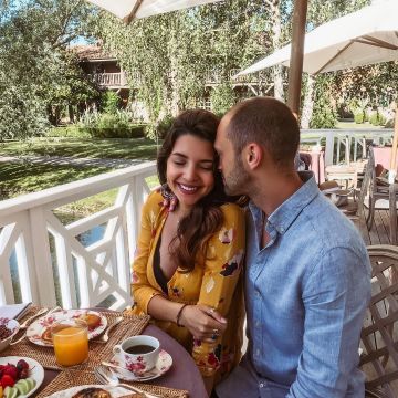 The yellow dress with flowers Sezane view on the account Instagram of Safia Vendome