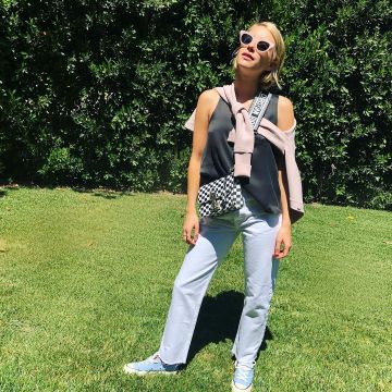 El par de Converse azul claro de Emma Roberts en su cuenta de Instagram
