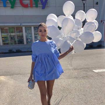 Olivia Culpo de perles, sac d'embrayage sur son Instagram compte